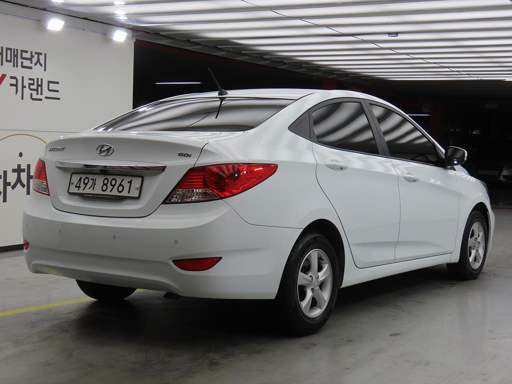 HYUNDAI Accent - Vista 3