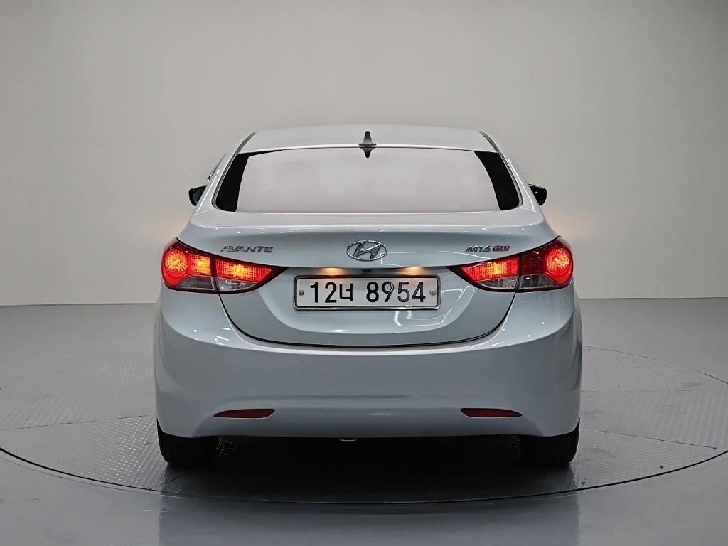 HYUNDAI Avante - Vista 3