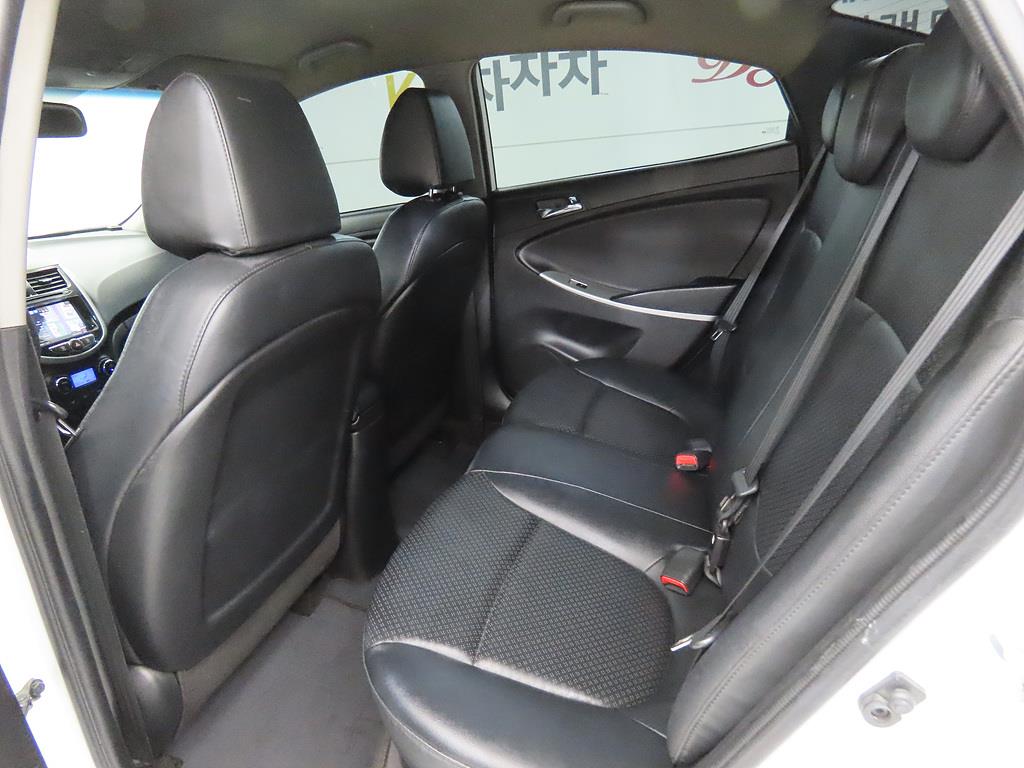 HYUNDAI Accent - Vista 6