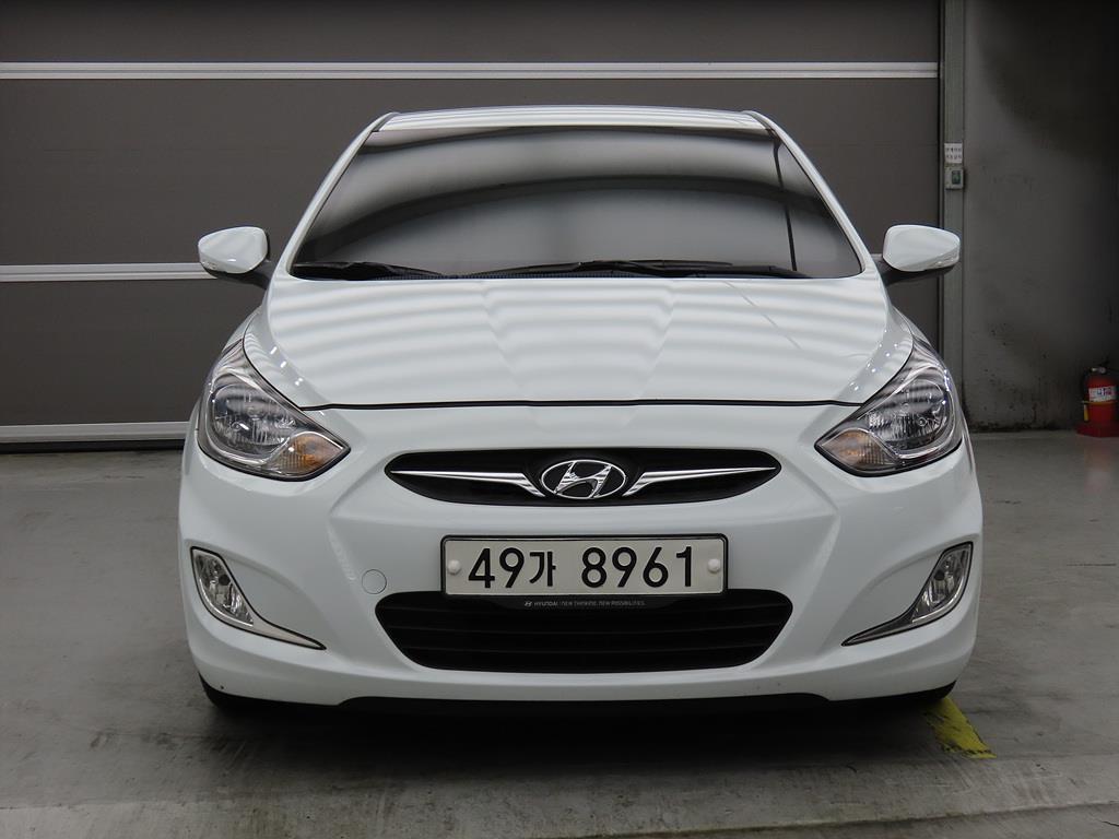 HYUNDAI Accent - Vista 2