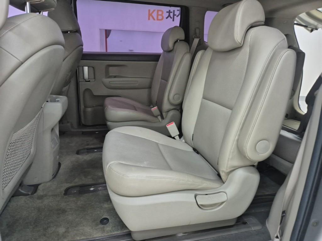 KIA Carnival - Vista 12