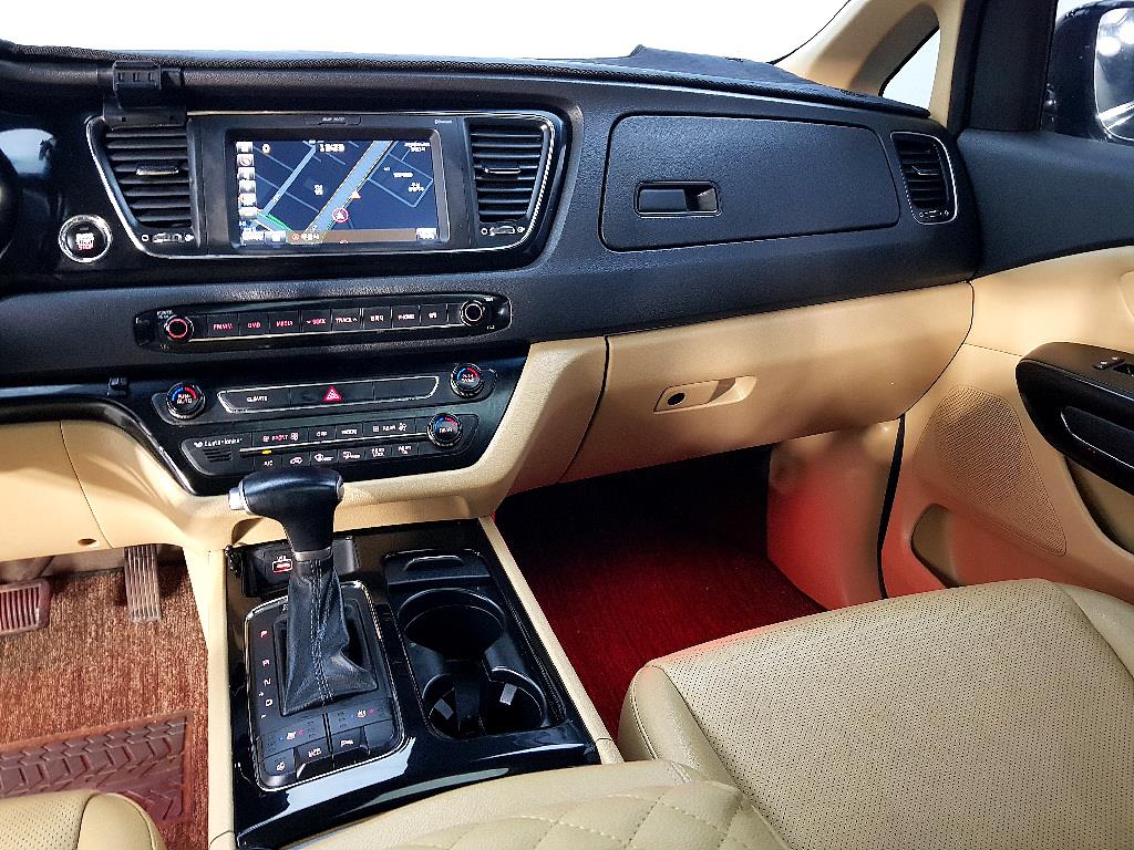 KIA Carnival - Vista 10