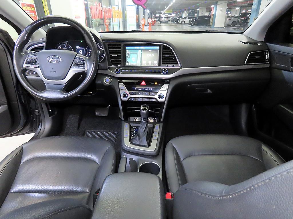 HYUNDAI Avante - Vista 10