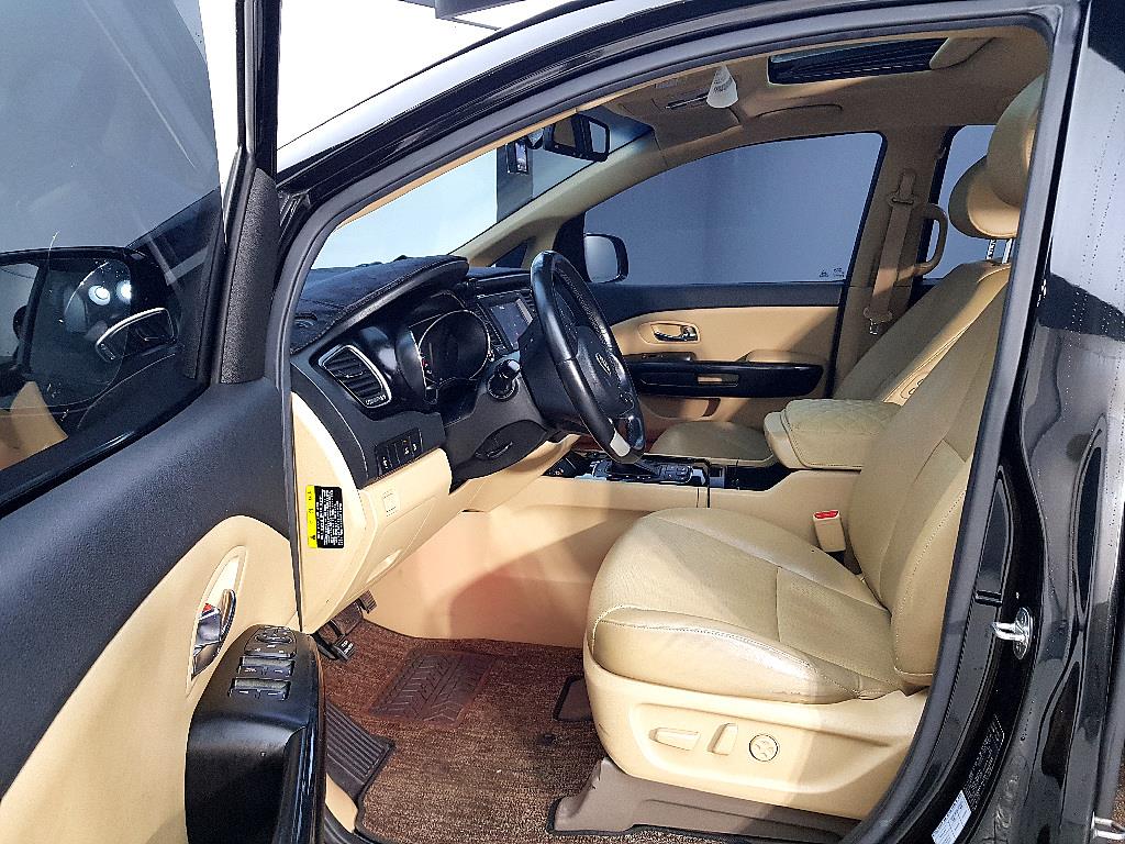 KIA Carnival - Vista 8