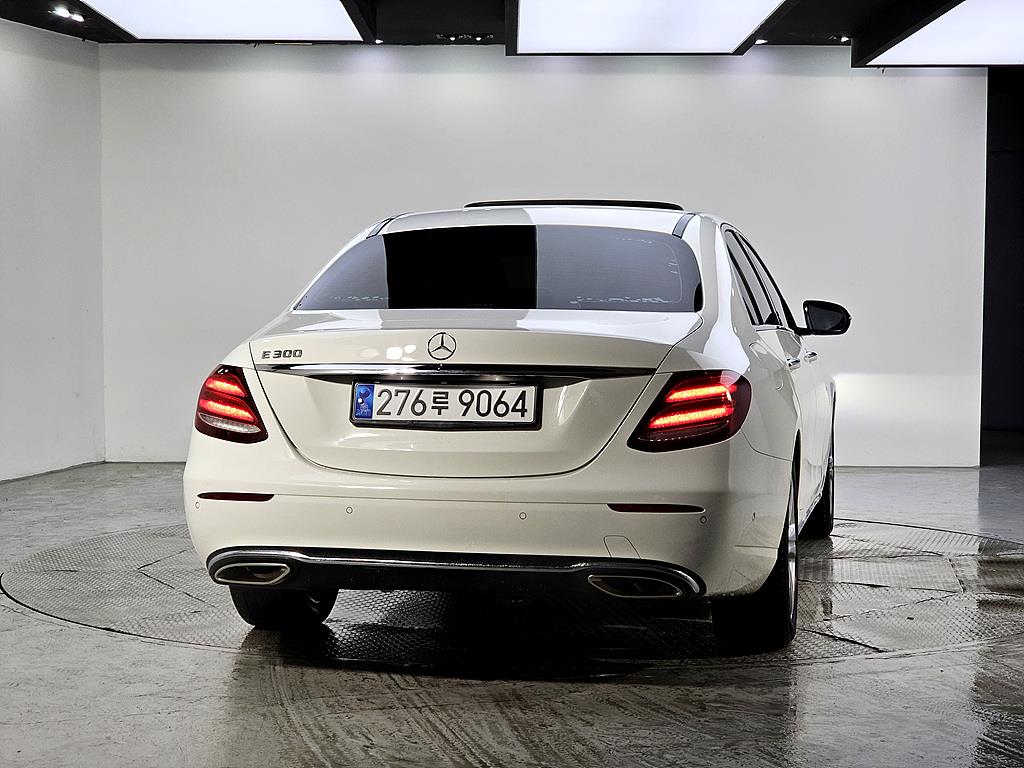 Mercedes Benz E class - Vista 3