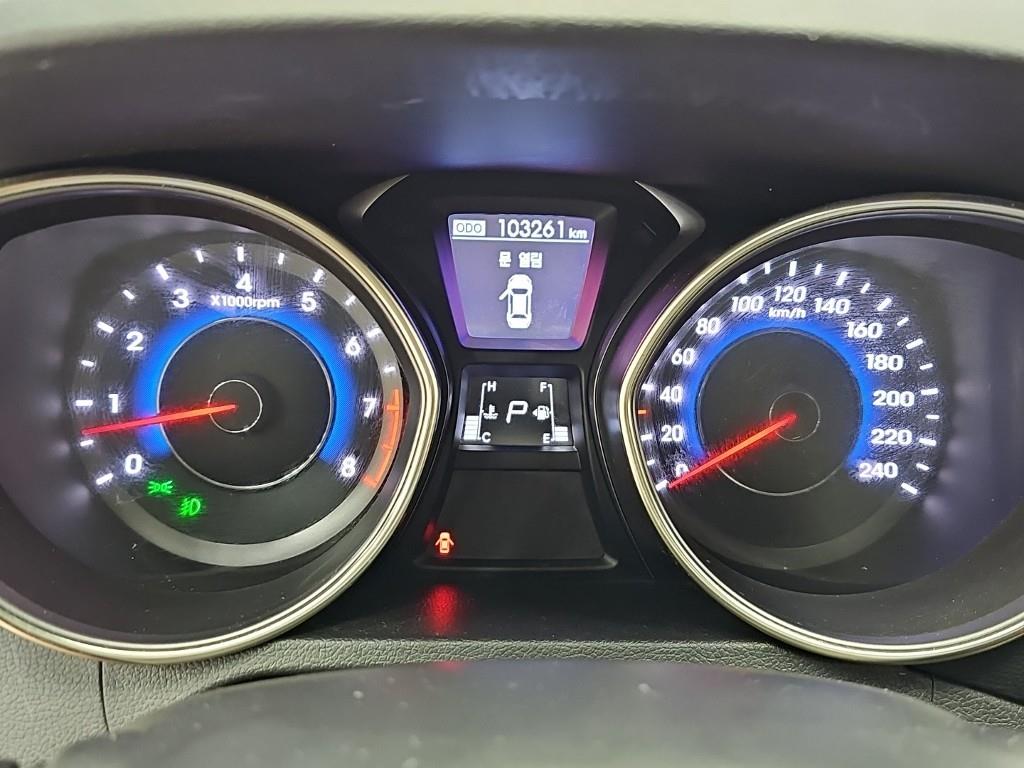HYUNDAI Avante - Vista 6
