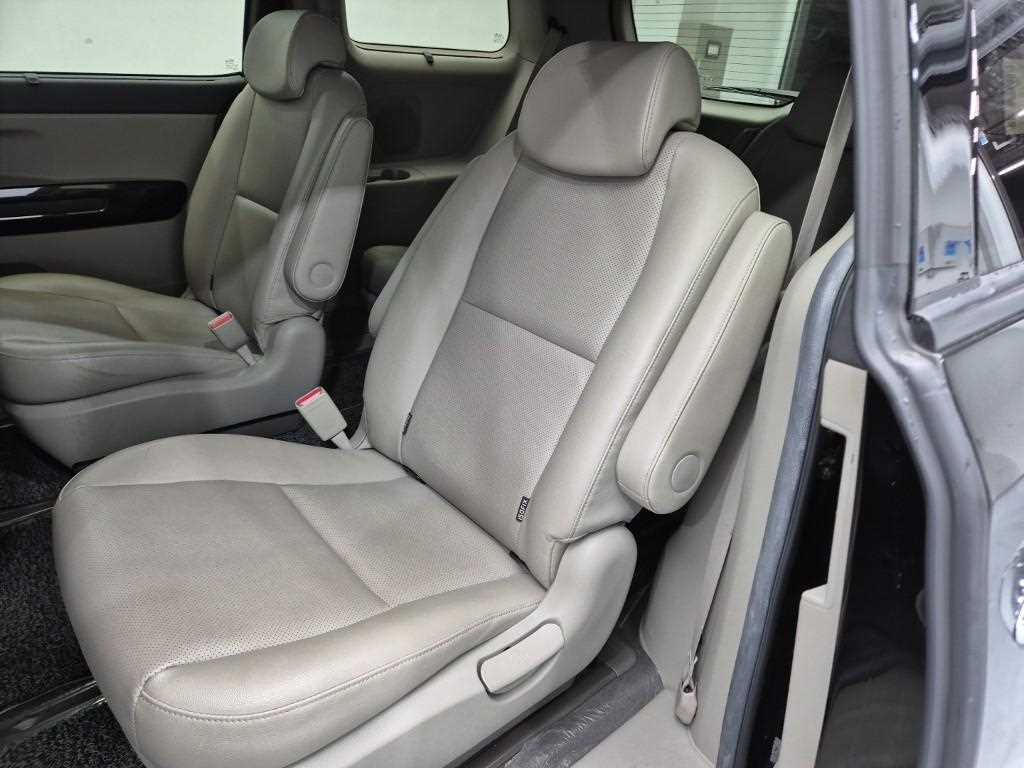 KIA Carnival - Vista 12