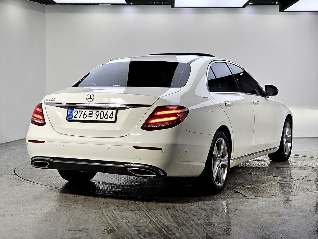 Mercedes Benz E class - Vista 4