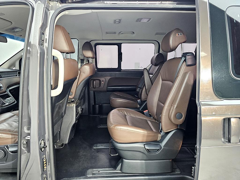 HYUNDAI Starex - Vista 9