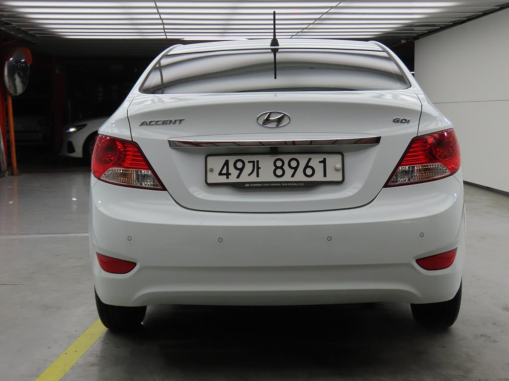 HYUNDAI Accent - Vista 4