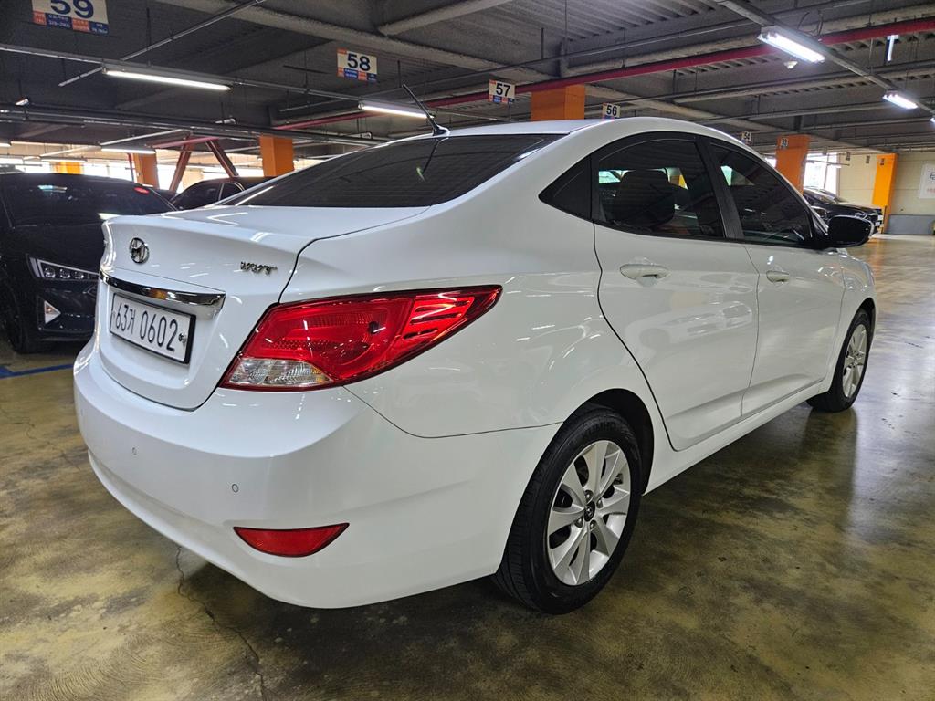 HYUNDAI Accent - Vista 6