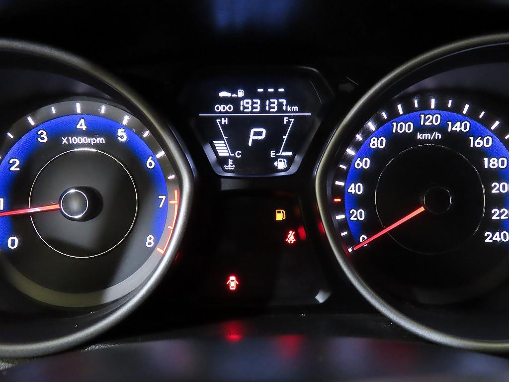 HYUNDAI Avante - Vista 9