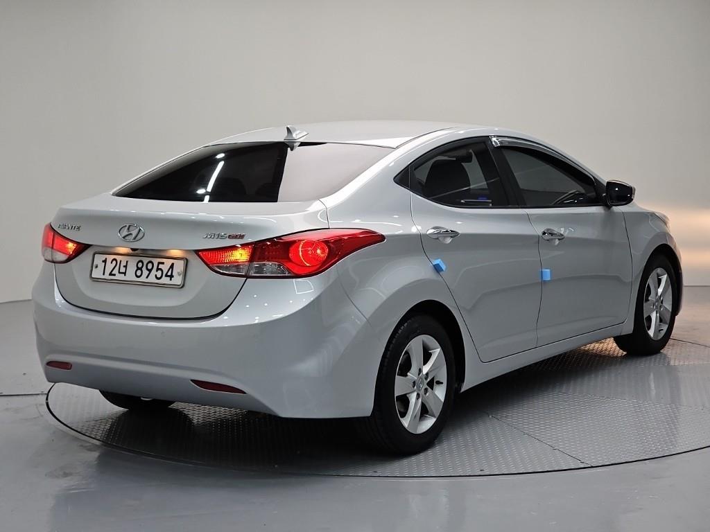HYUNDAI Avante - Vista 4