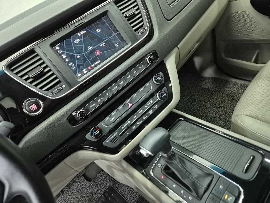 KIA Carnival - Vista 10