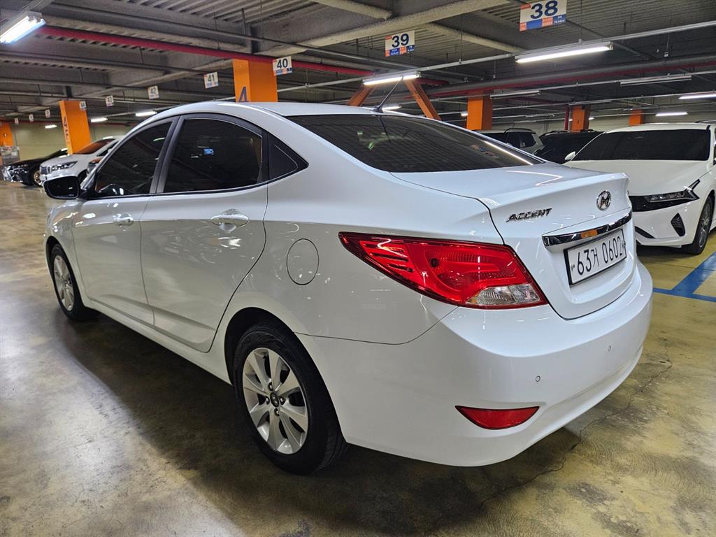 HYUNDAI Accent - Vista 5