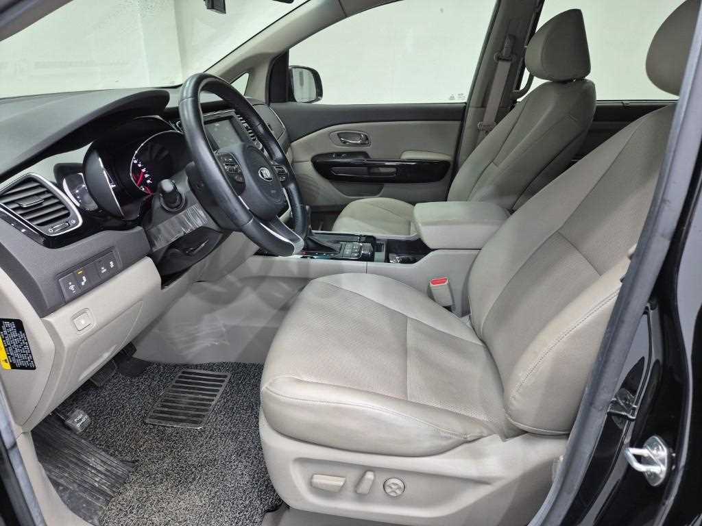 KIA Carnival - Vista 11