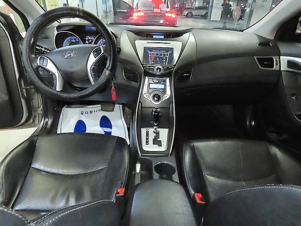 HYUNDAI Avante - Vista 10