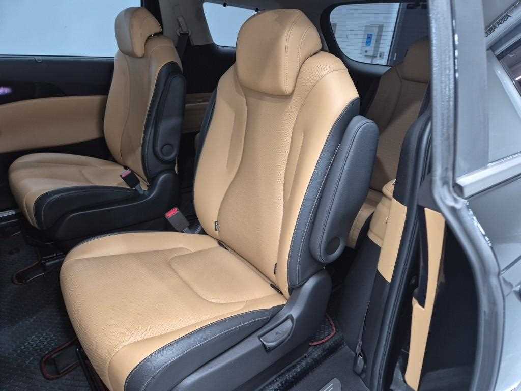 KIA Carnival - Vista 12