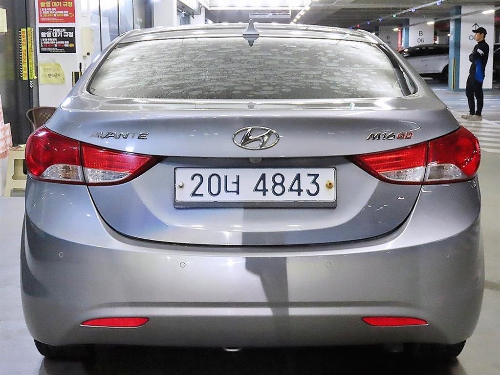HYUNDAI Avante - Vista 5