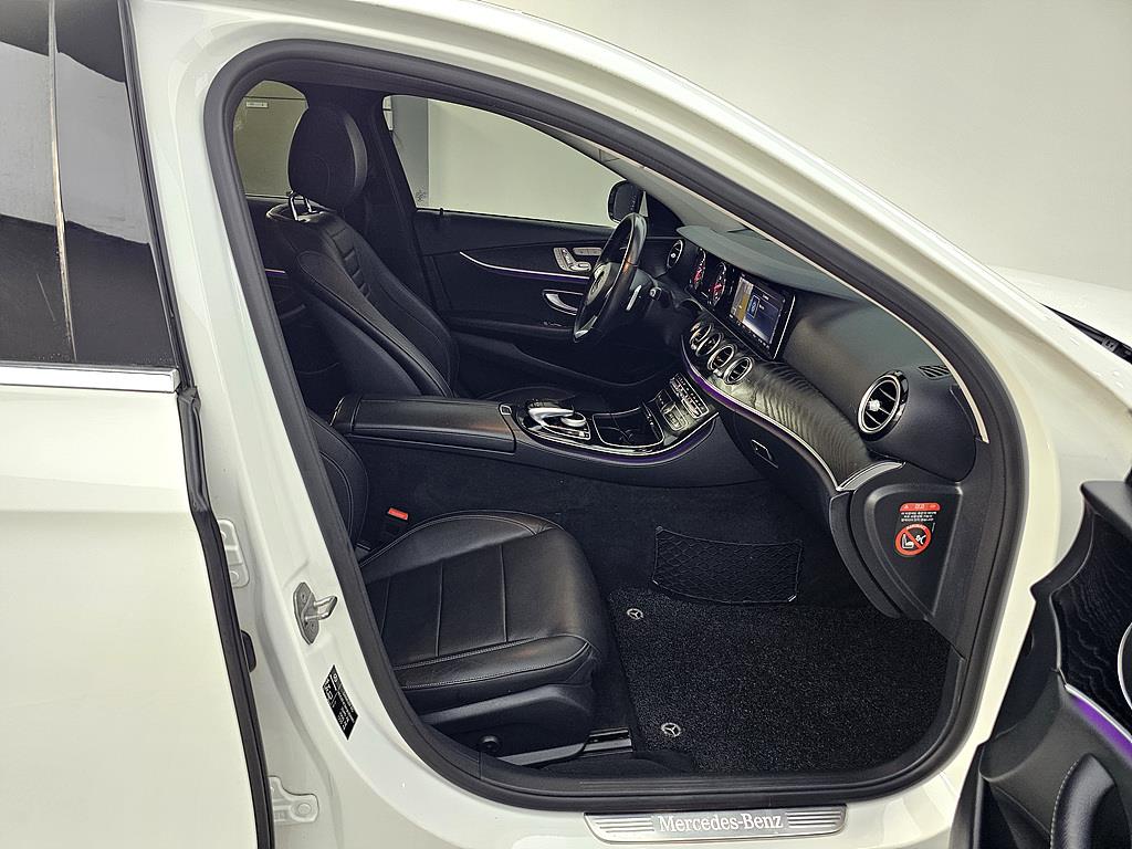 Mercedes Benz E class - Vista 11