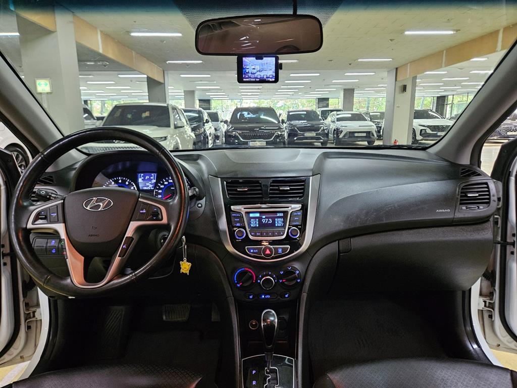 HYUNDAI Accent - Vista 8