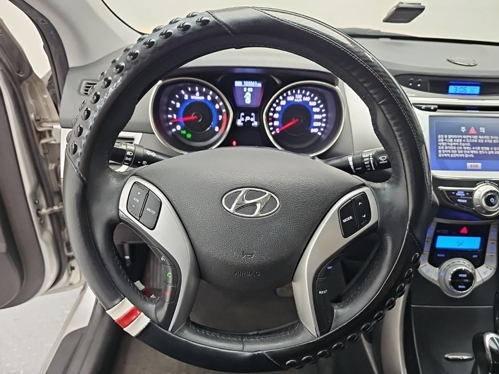 HYUNDAI Avante - Vista 9