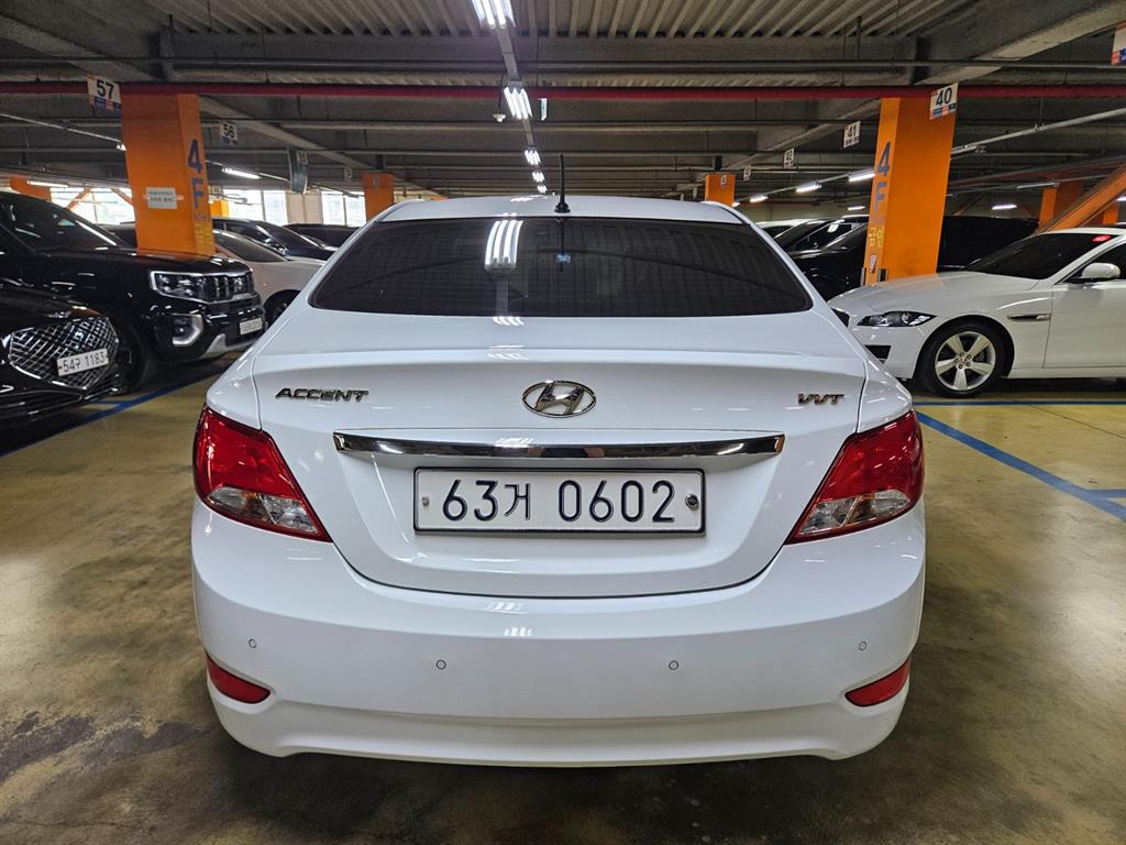 HYUNDAI Accent - Vista 4
