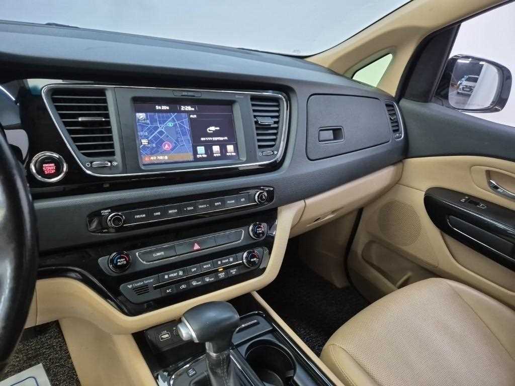 KIA Carnival - Vista 10