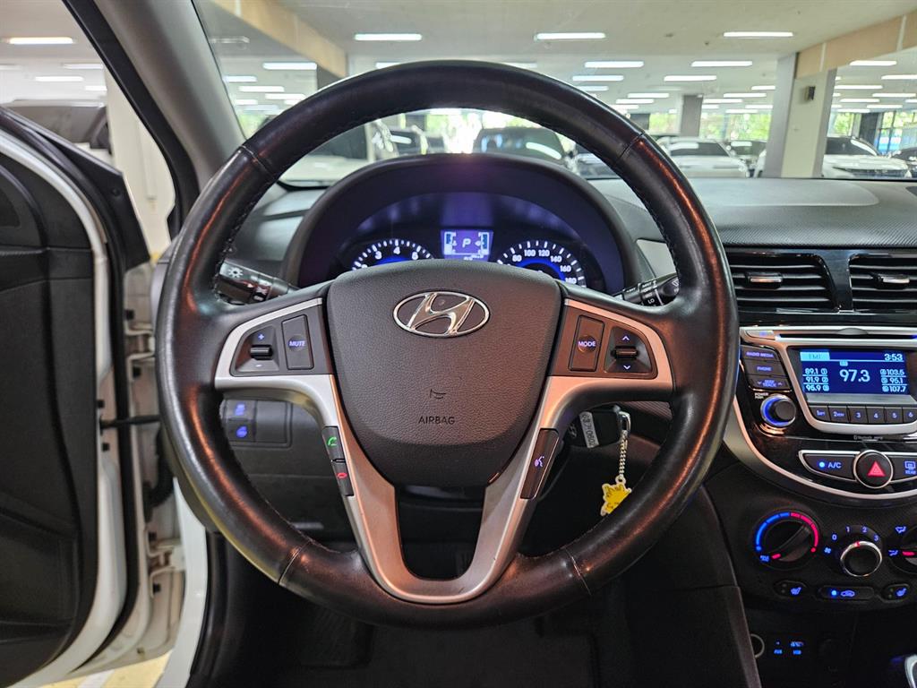 HYUNDAI Accent - Vista 10