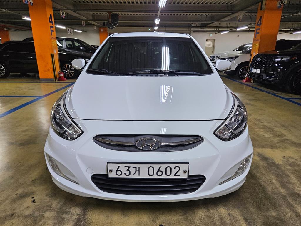 HYUNDAI Accent - Vista 2