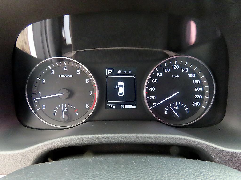 HYUNDAI Avante - Vista 9
