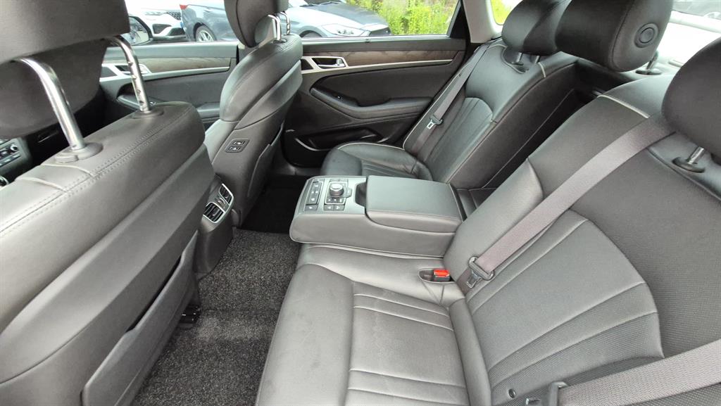 HYUNDAI Genesis - Vista 6