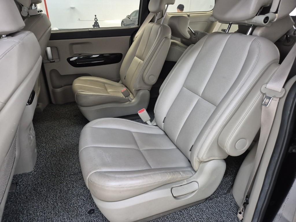 KIA Carnival - Vista 12
