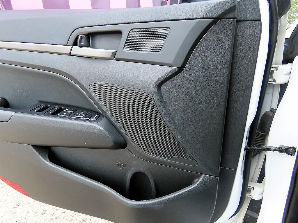 HYUNDAI Avante - Vista 11