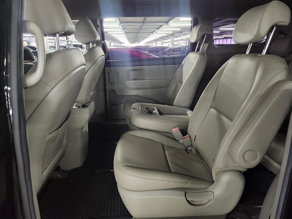 KIA Carnival - Vista 12