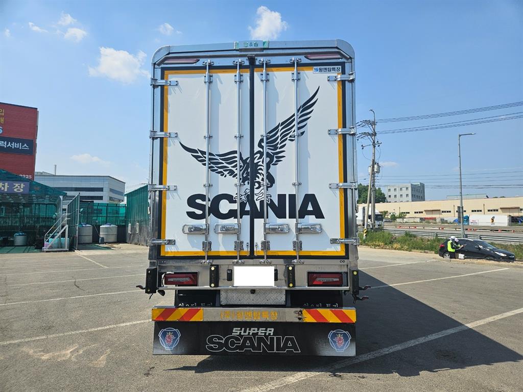 medium and large cargo truck - Vista 5