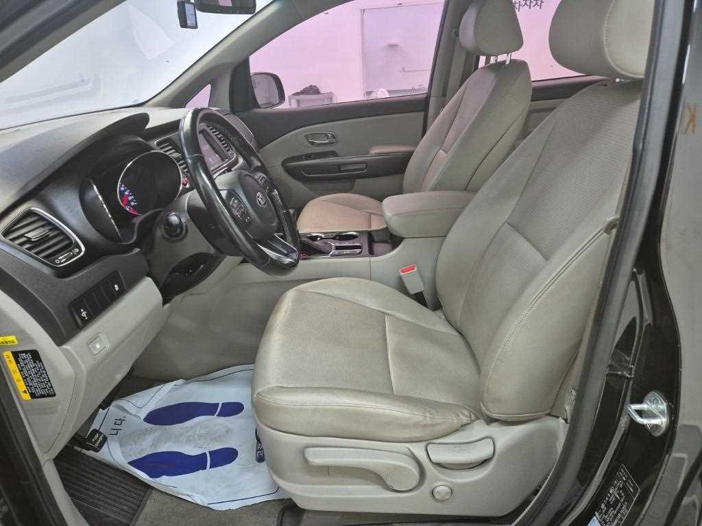 KIA Carnival - Vista 11