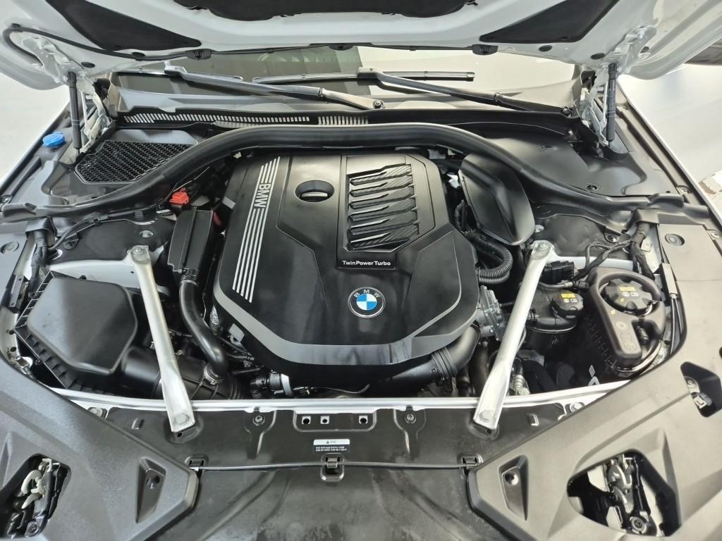 BMW 8 Series - Vista 5