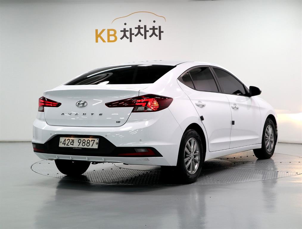 HYUNDAI Avante - Vista 4