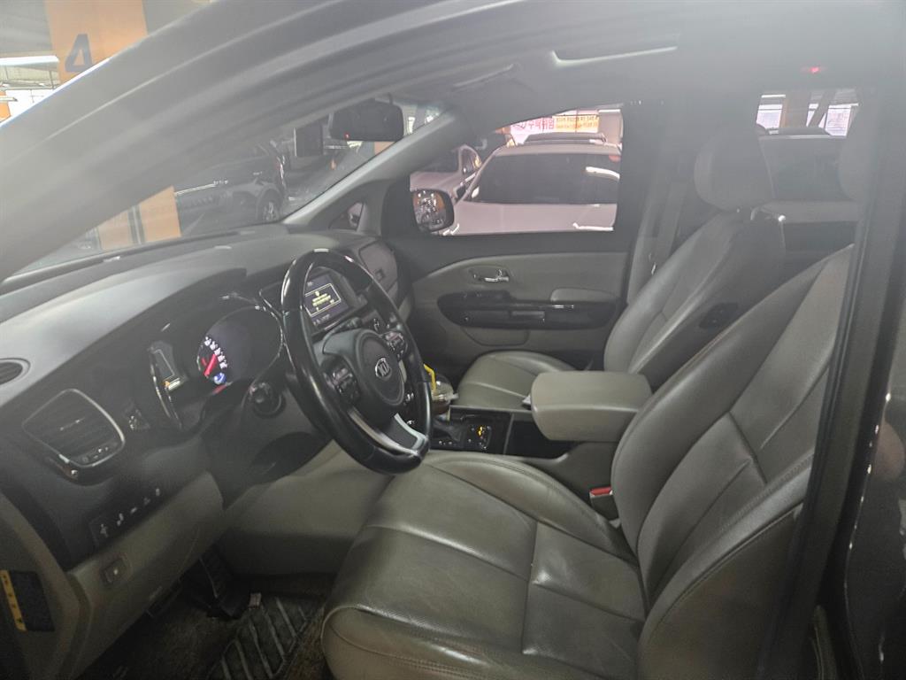KIA Carnival - Vista 5