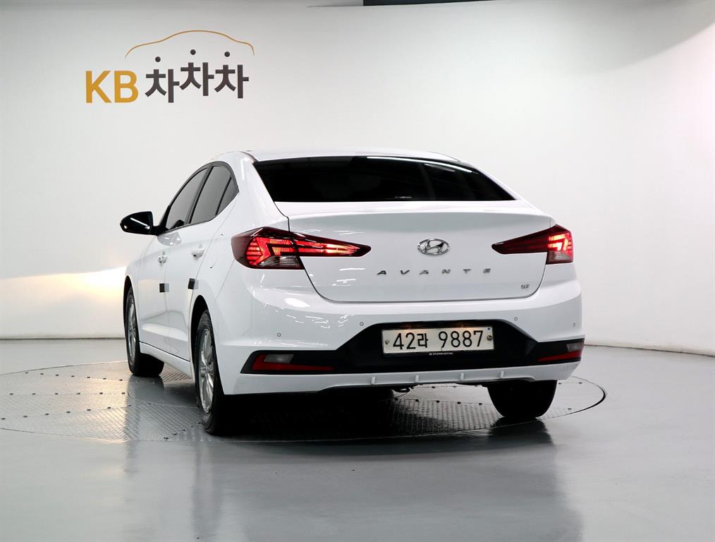 HYUNDAI Avante - Vista 3