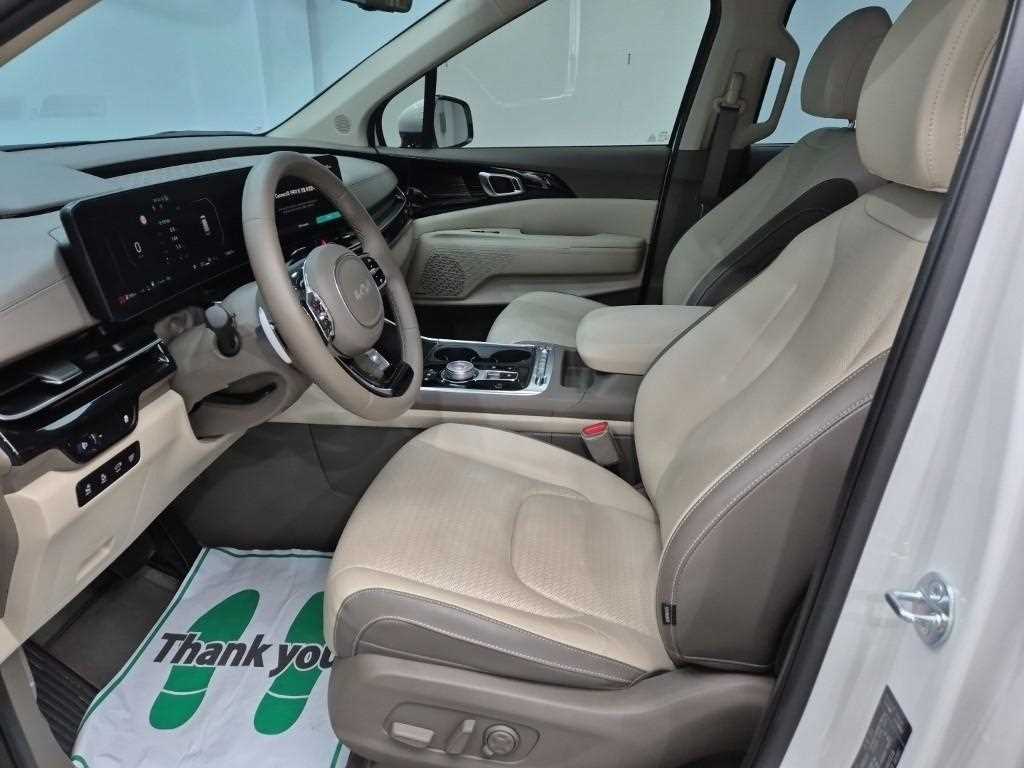 KIA Carnival - Vista 11