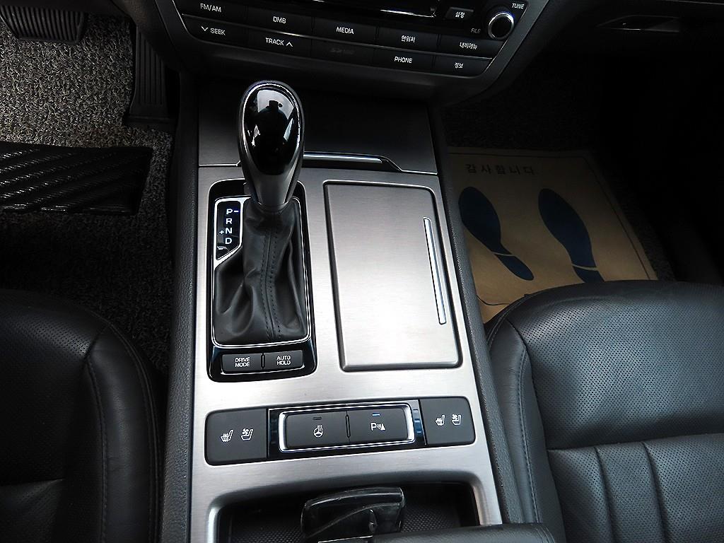 HYUNDAI Genesis - Vista 10