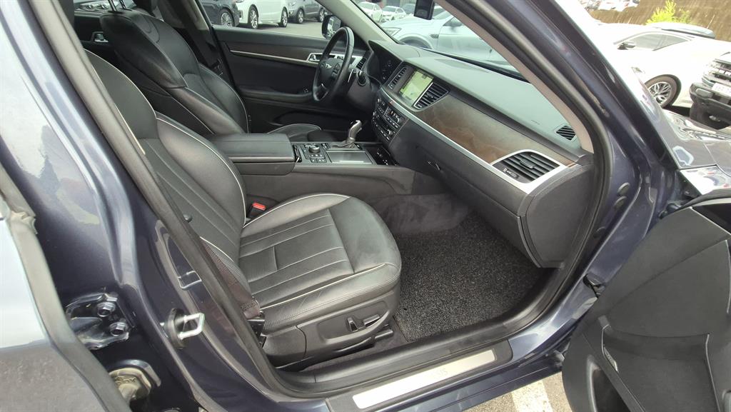 HYUNDAI Genesis - Vista 5