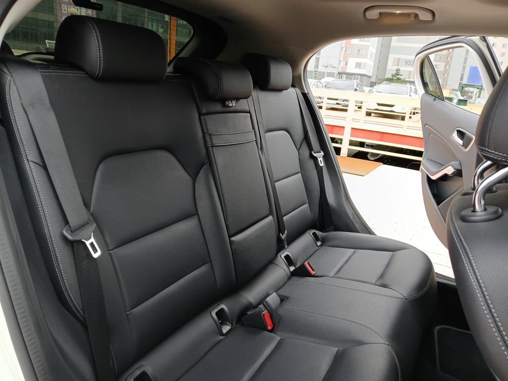 Mercedes Benz GLA Class - Vista 12