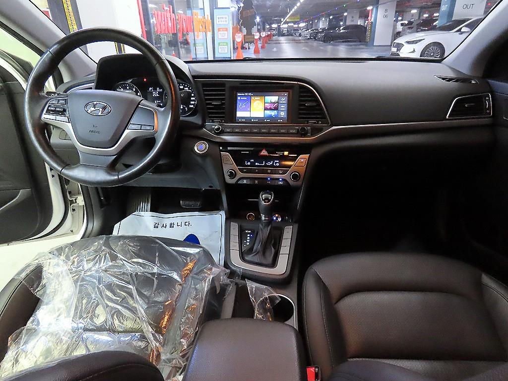 HYUNDAI Avante - Vista 10