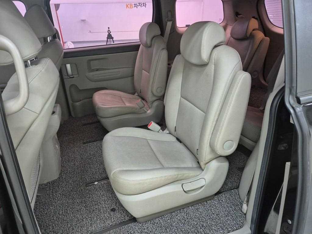 KIA Carnival - Vista 12