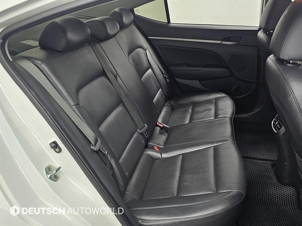 HYUNDAI Avante - Vista 12