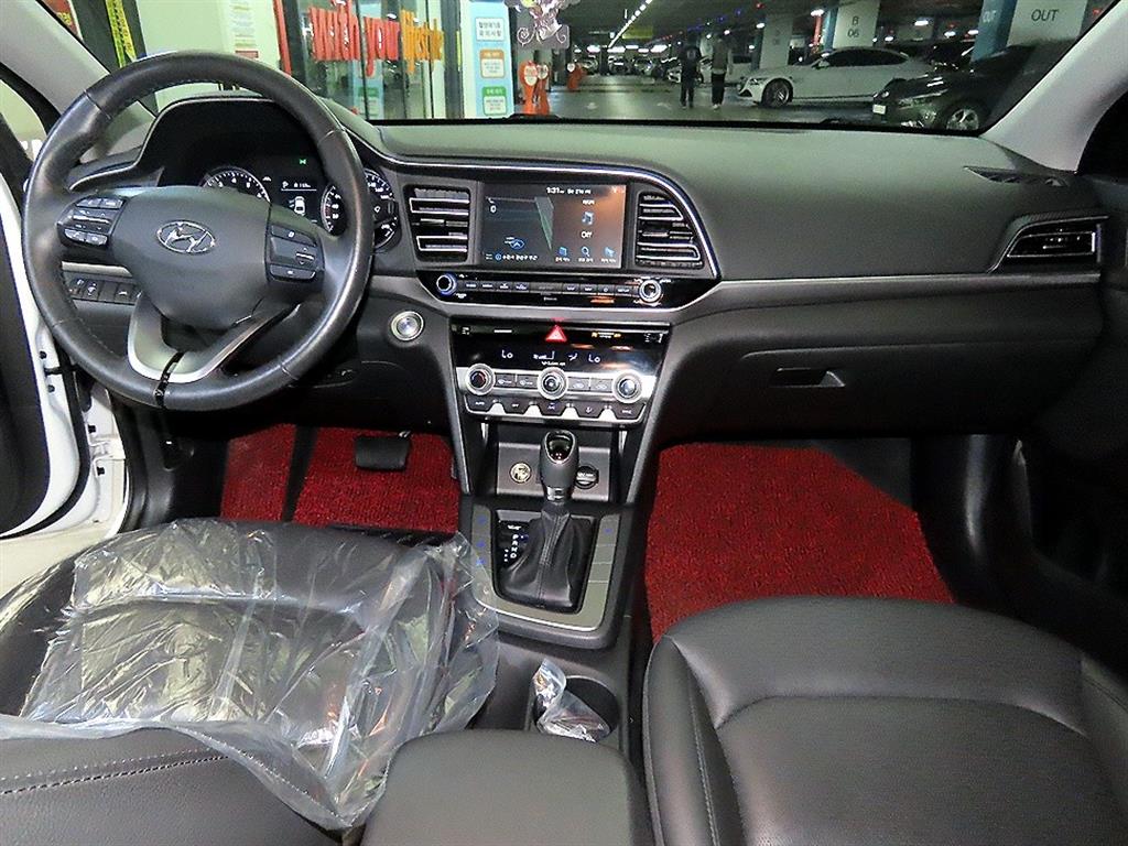 HYUNDAI Avante - Vista 10