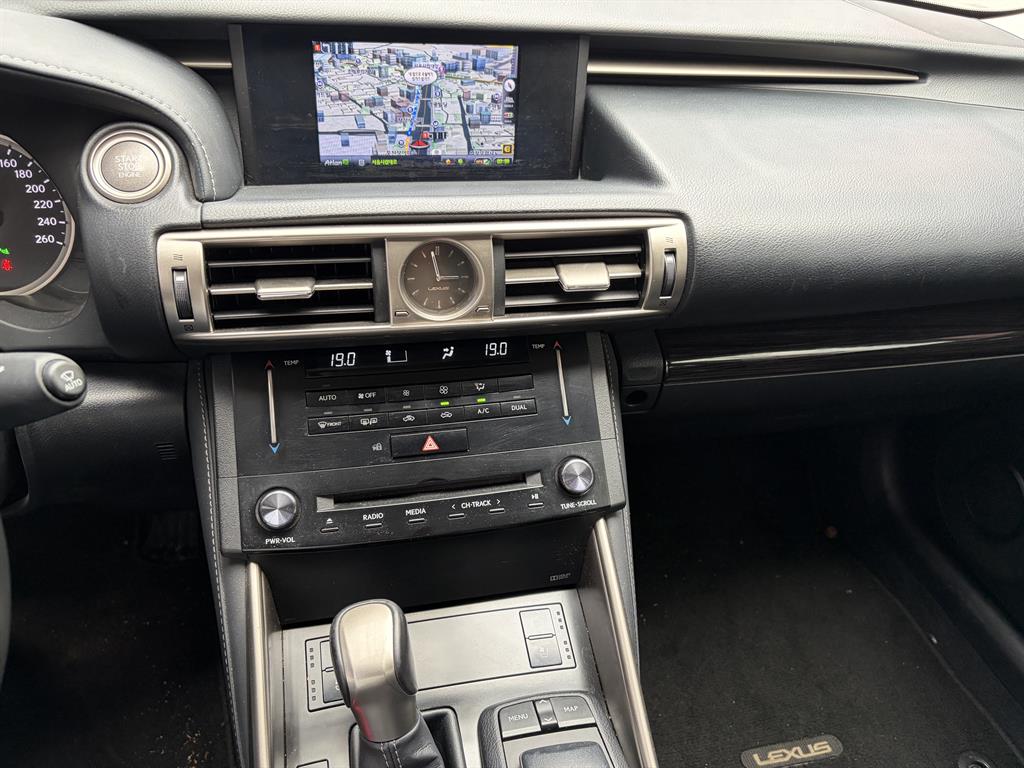 Lexus IS - Vista 12
